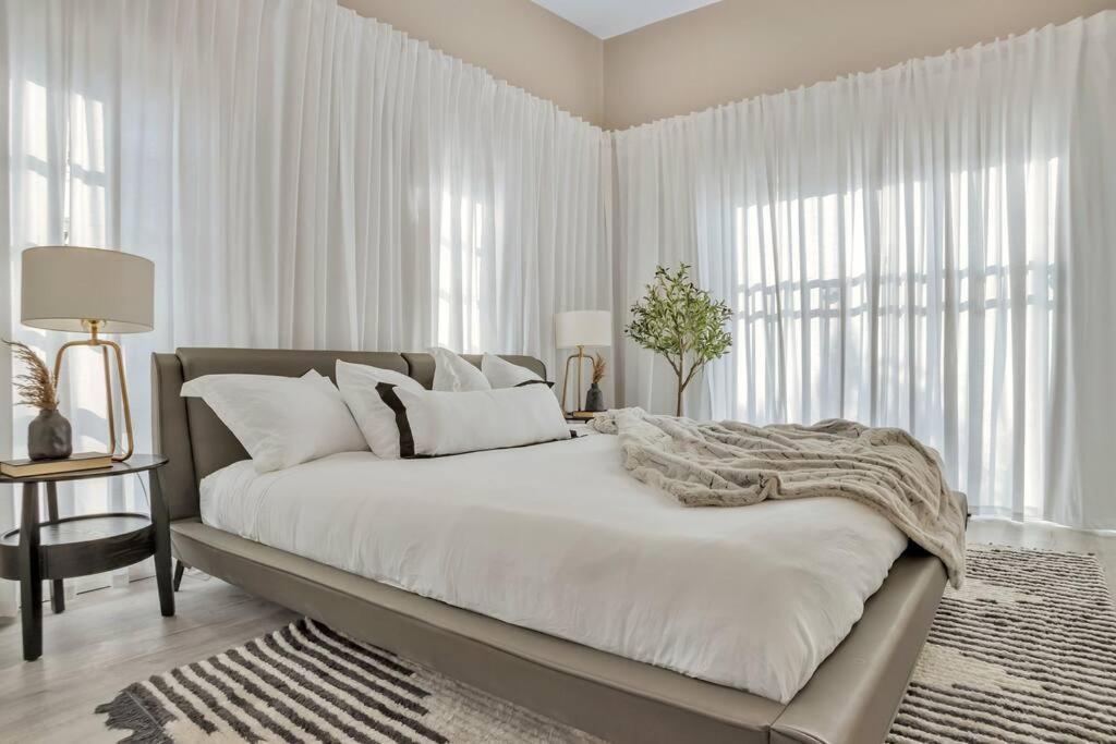 Stunning 2 Story Villa With Pool Fort Lauderdale Exteriör bild