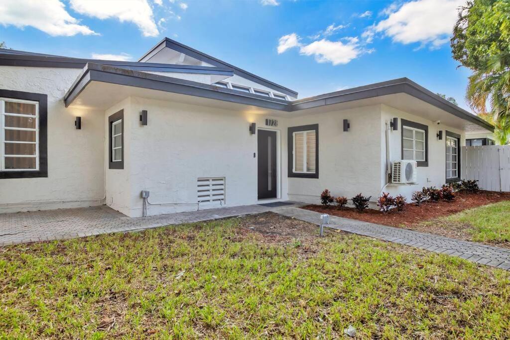 Stunning 2 Story Villa With Pool Fort Lauderdale Exteriör bild